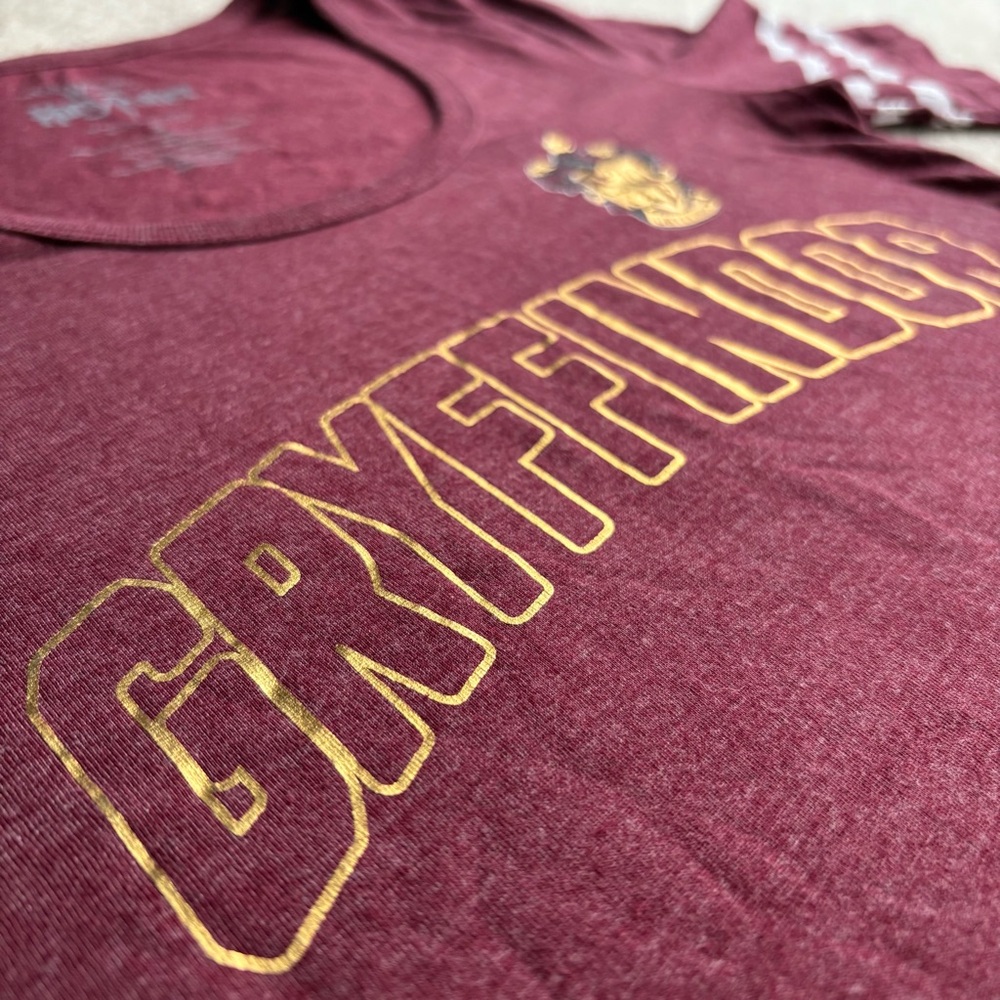 Warner Bros. Gryffindor Maroon Tee with Stripes - Picture 4 of 8